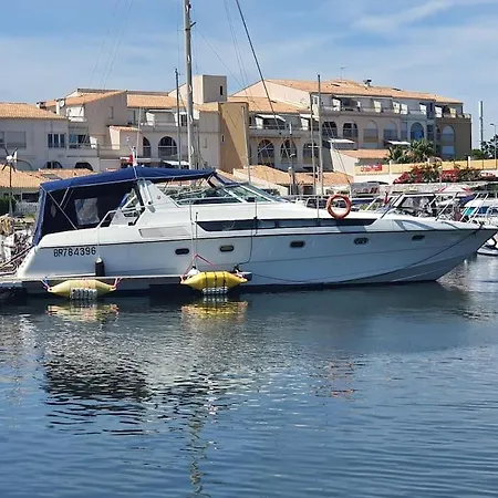 Carnon- : Un Veritable Flottant Hotel na wodzie